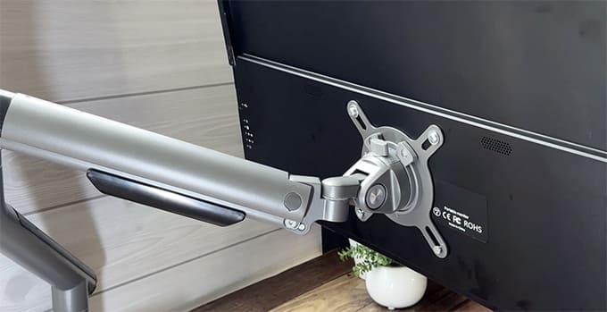スタンド機能とVESAマウント対応